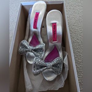 Vintage Betsey Johnson silver sunny glitter bow size 7.